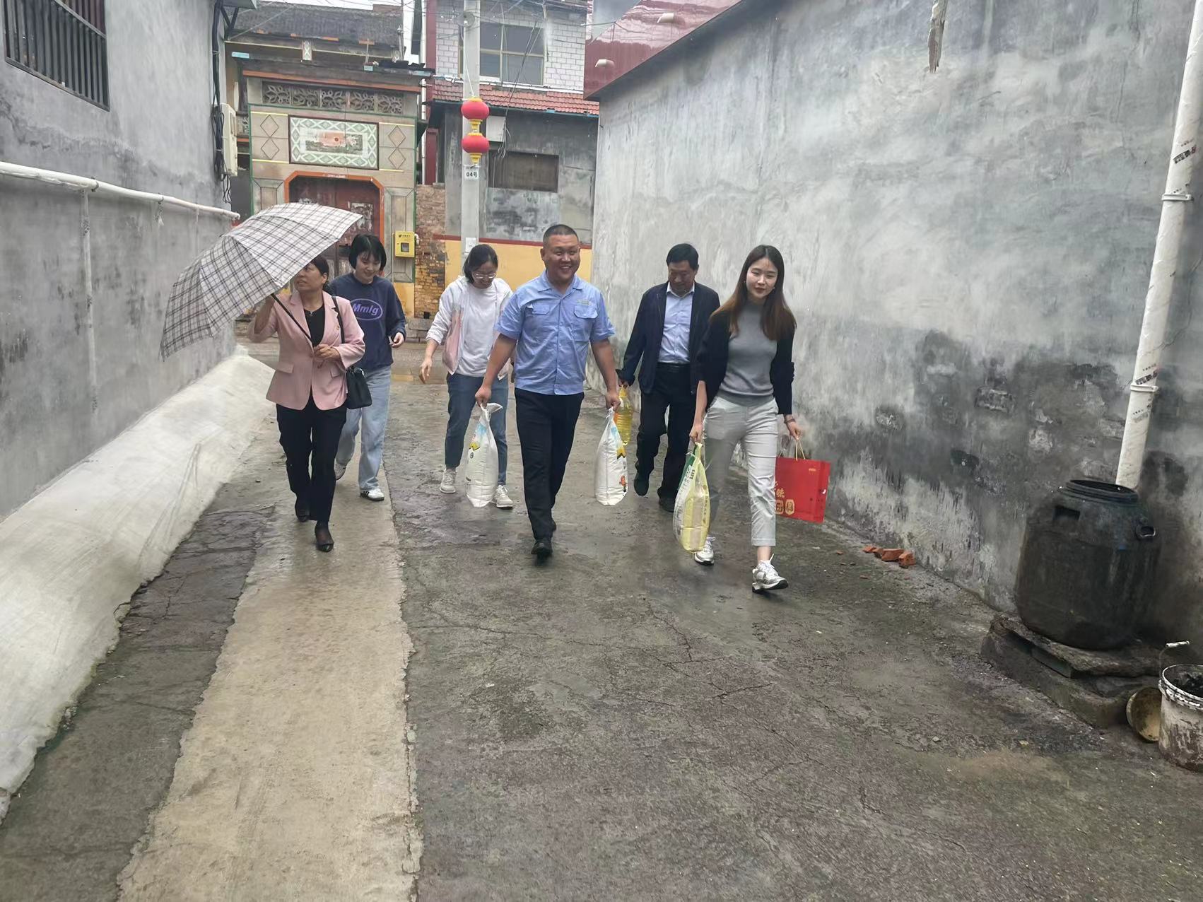 慶雙節(jié)不忘困難職工、送糧油傳遞支部關(guān)愛